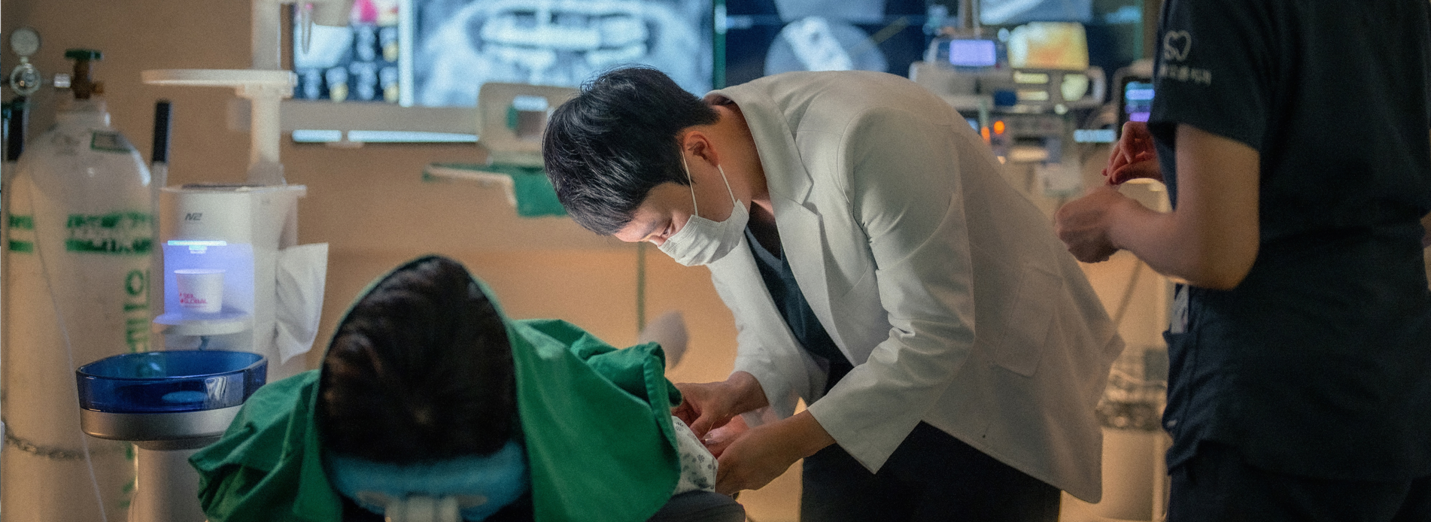 의료진이 환자와 대화하며 진료를 안내하는 모습